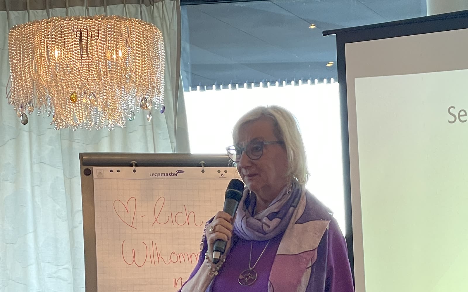 Naria im Seminar am Flipchart