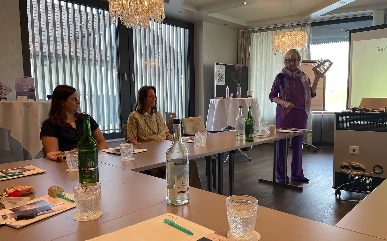 Seminargruppe an Tischen in einem hellen Raum